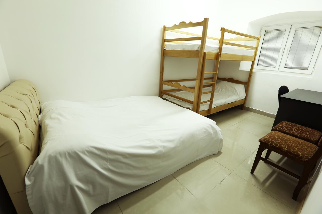 Byron Hostel Erivan Exterior foto