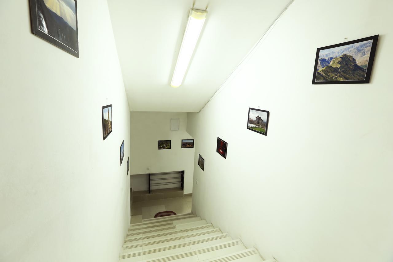 Byron Hostel Erivan Exterior foto