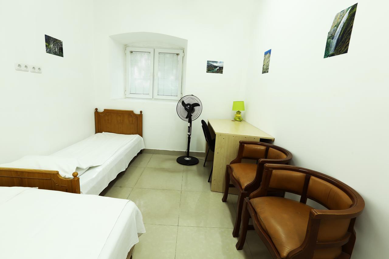 Byron Hostel Erivan Exterior foto