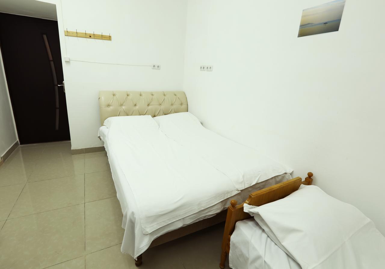 Byron Hostel Erivan Exterior foto