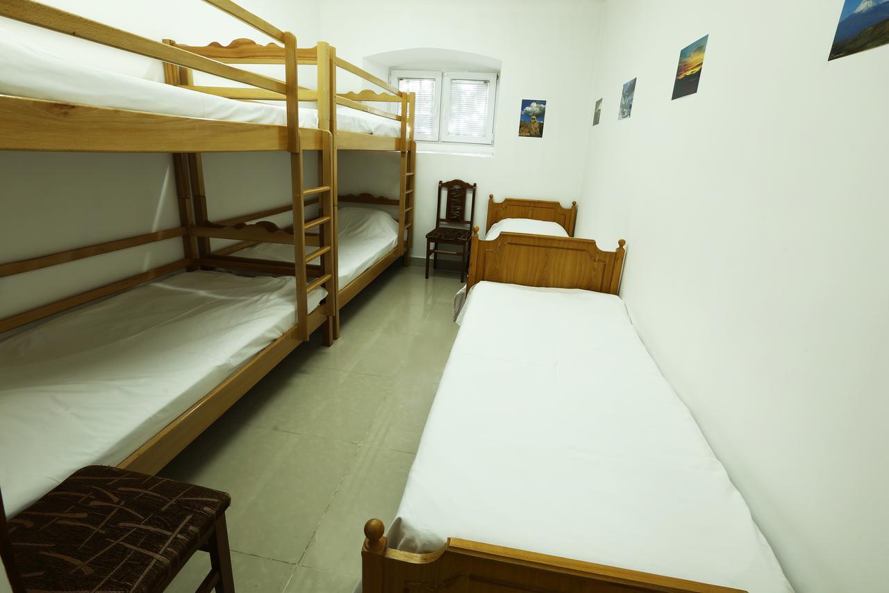 Byron Hostel Erivan Exterior foto
