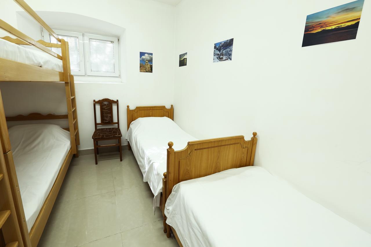 Byron Hostel Erivan Exterior foto
