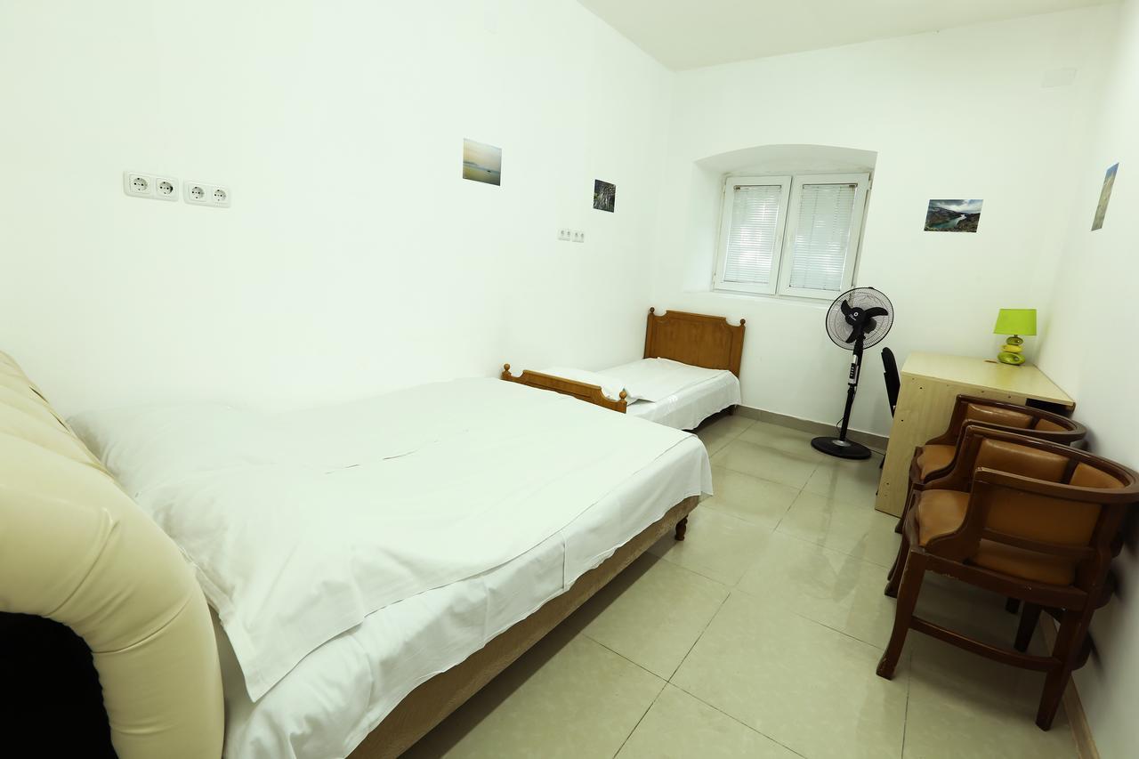 Byron Hostel Erivan Exterior foto