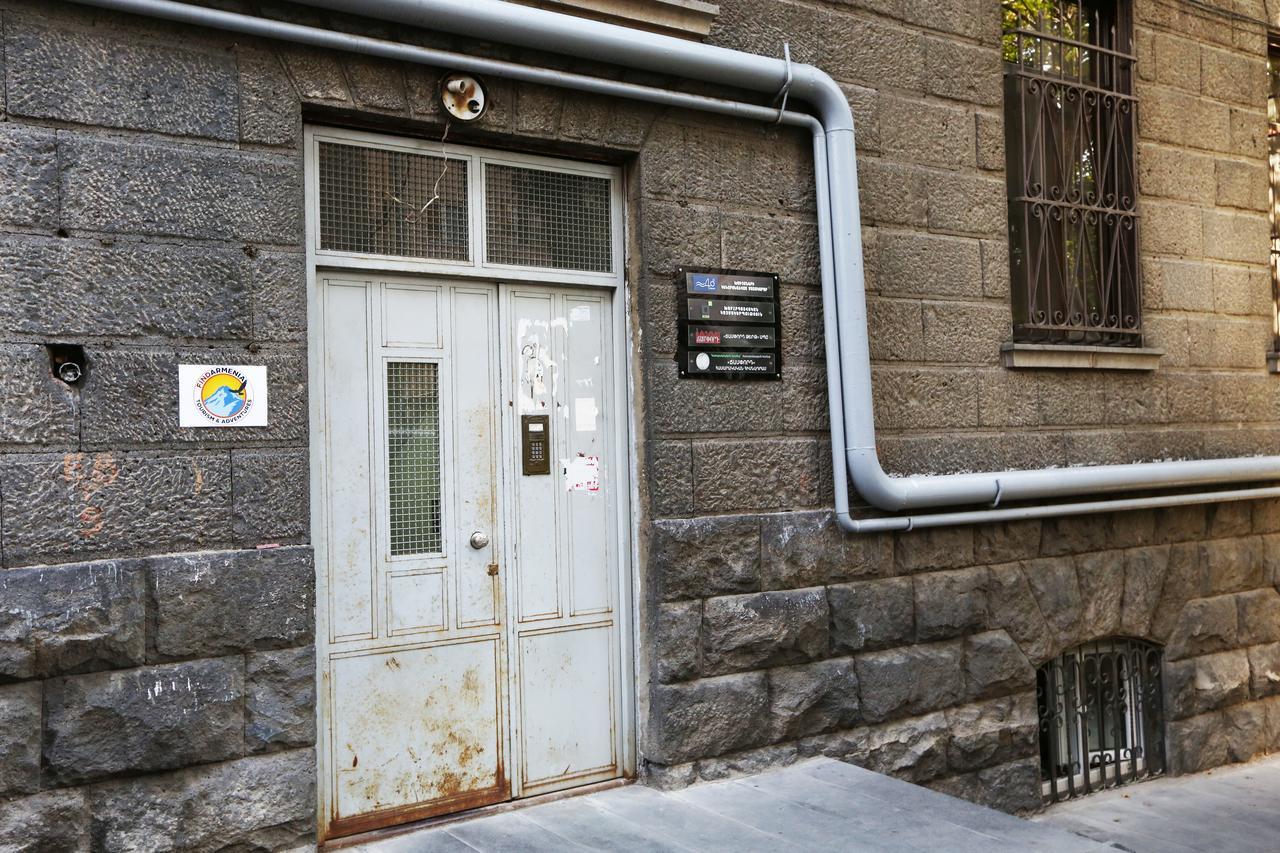 Byron Hostel Erivan Exterior foto